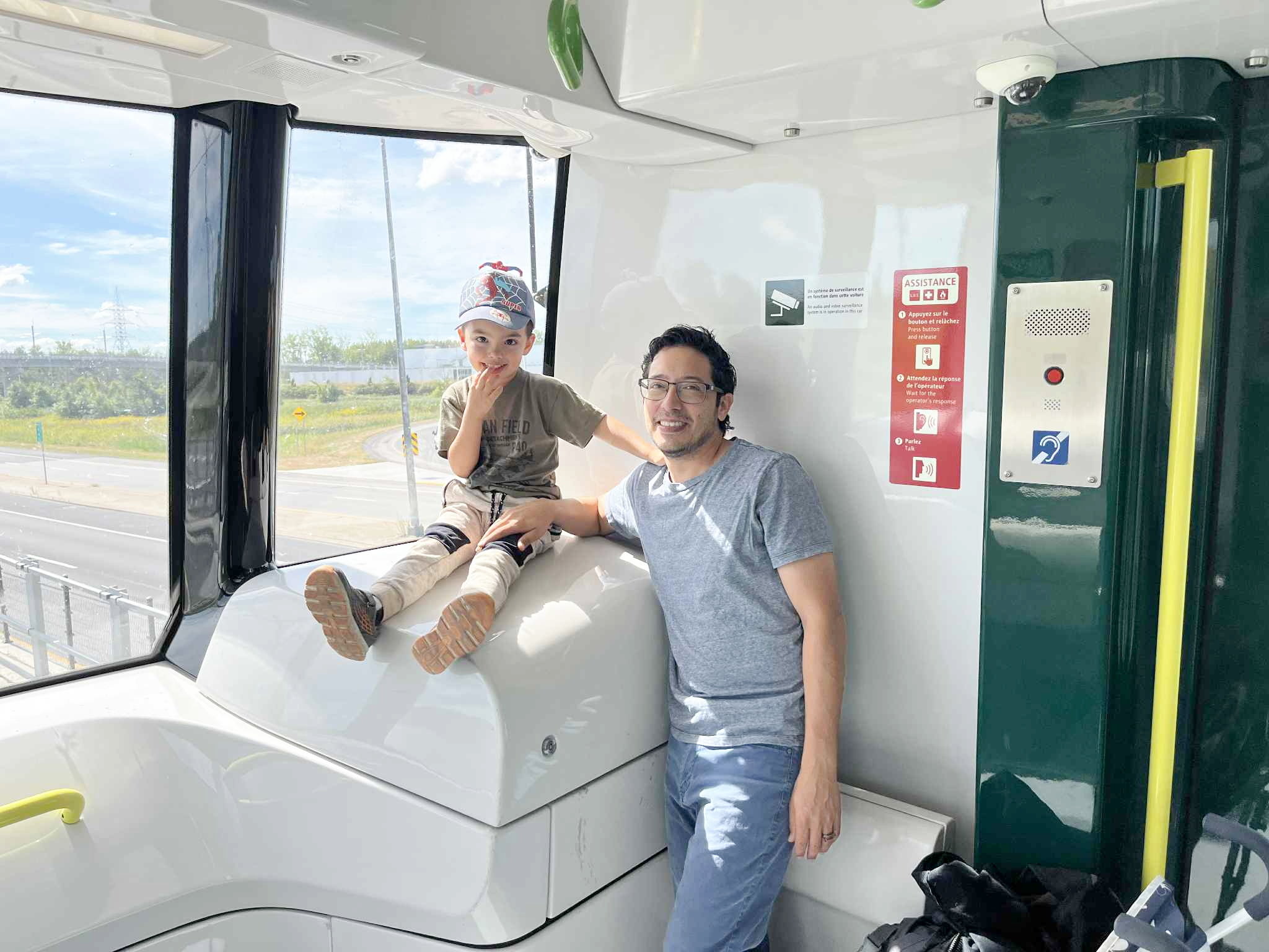 Reopen Michel Daneau and his son Jacob took advantage of this sunny Monday. During their day off, they decided to go on the South Shore.